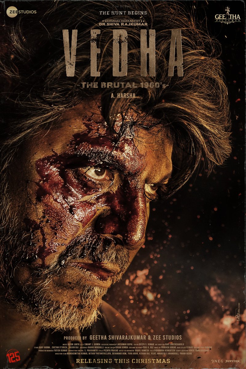 ZeeStudios_'s tweet photo. ರಣಬೇಟೆಗಾರನ ರಕ್ತಸಿಕ್ತ ಅಧ್ಯಾಯಕ್ಕೆ ಮುನ್ನುಡಿ 🔥
Hunt begins this CHRISTMAS

#ವೇದ #Vedha 
@NimmaShivanna @NimmaAHarsha @GeethaPictures @ArjunJanyaMusic @VedhaMovie @SagarAdithi https://t.co/0v2DH6qVqi