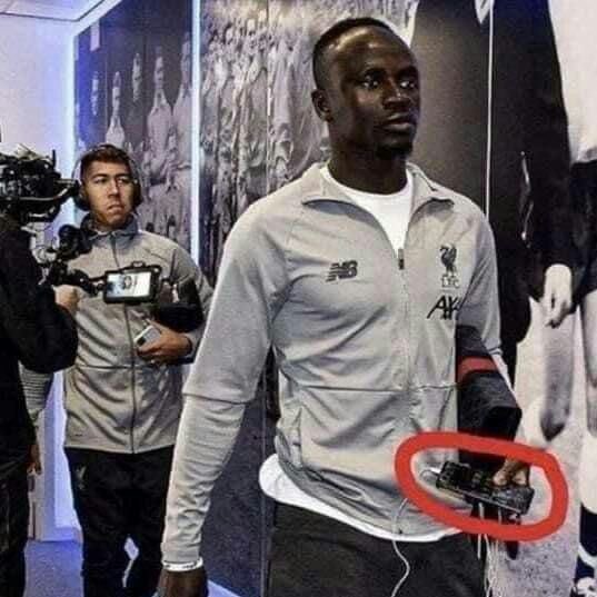 Olle_Shunyata's tweet photo. Echte helden bestaan!
True Humans
Sadio Mane, a Senegalese soccer star. earns about € 20 million a year and gave the world a rude awakening after some fans spotted him with a broken iPhone. His response is
legendary:
#realhero #truehuman https://t.co/pUk57ktIiV
