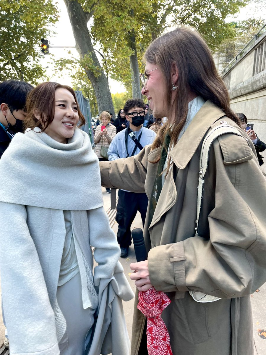 jkqueen_bitch's tweet photo. After all these years I have finally met a star that I have wanted to meet since my teenage years @krungy21 .!!!!

Thank You so so much Dara ♡.!!!

#ParisFashionWeek #Dara #2NE1 #투애니원 #박산다라 https://t.co/Ja48tH2lX4