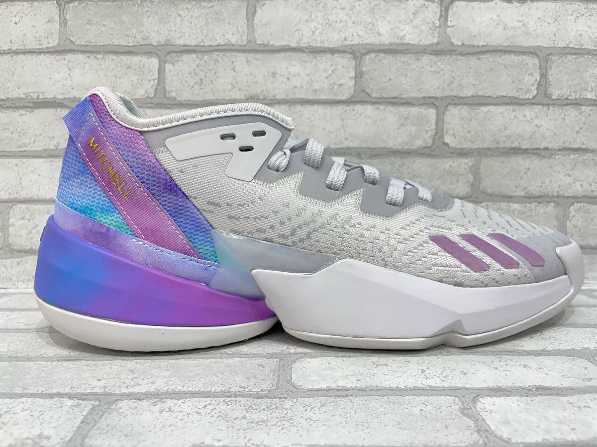 gallery2basket's tweet photo. 【10/1(土)発売】
adidas D.O.N. Issue 4
(GY6502)

https://t.co/hnBlYqMPeT

#gallery2 #ギャラリー2 #ギャラ2 #バスケットボール #バスケ #バッシュ #basketball #adidas #adidasbasketball #donissue4 #donissue #GALLERY2 #40周年 #買いたいより会いたい #そんなお店を目指して https://t.co/oGOrajBr1q