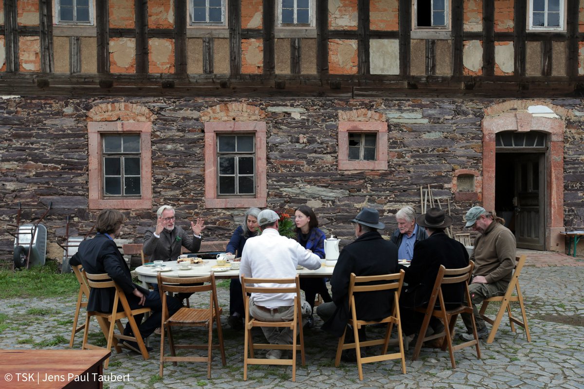 thueringende's tweet photo. Inmitten des Altenburger Landes wird ein Bauernweiler gerettet, der zum kulturellen Experimentier- und Möglichkeitsort für Ideen und Projekte werden soll. Kulturminister und Chef der Staatskanzlei, Prof. Dr. @BenjaminHoff, besuchte gestern den #KulturhofKleinmecka in #Nobitz. https://t.co/4ekHUfF1Lf