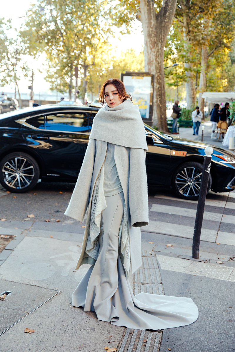 krungy21's tweet photo. #Dara #PFW #RickOwens https://t.co/jyOuB6KSdh