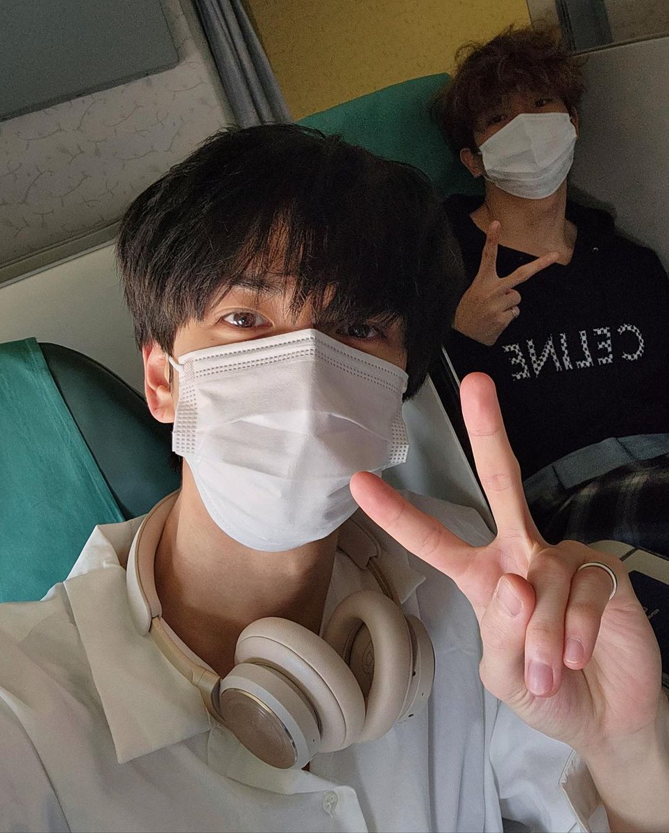 Another flight, another chance for me and Jaehyunie to sit next to each other. The boyfriends are dressed comfortably for today, all in black and white! We will fly and come back safely, The B! ✈️