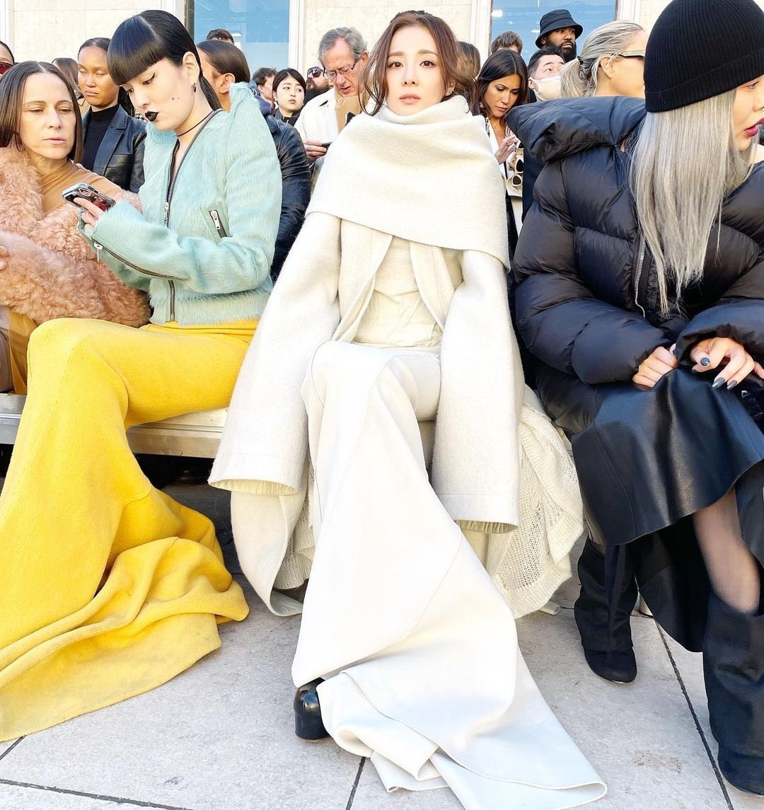 krungy21's tweet photo. #Dara #PFW #RickOwens https://t.co/dsHYGQWceI