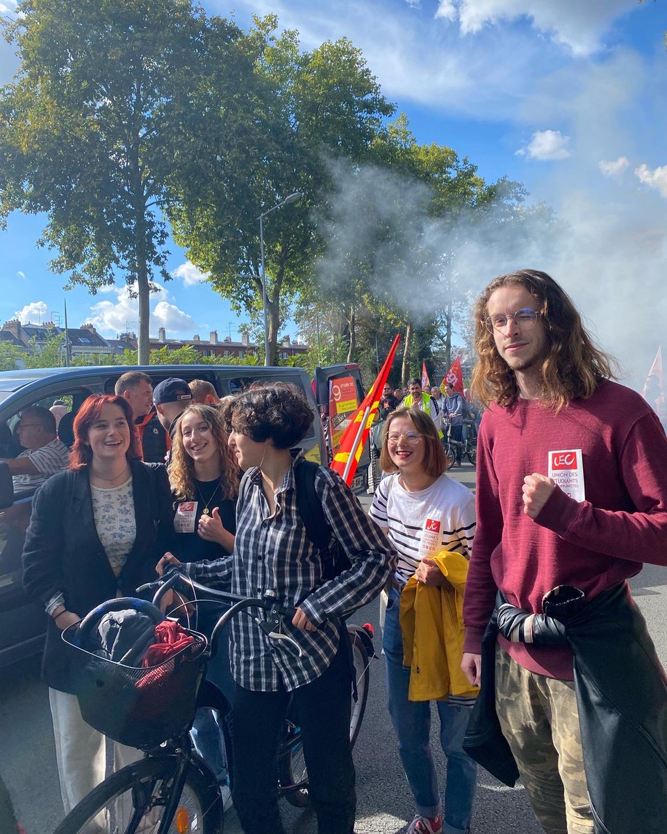 JCdu80's tweet image. 🔴🔴 GRÈVE GÉNÉRALE
Hier, la JC se tenait présente à l’occasion de cette première grève générale pour protester contre le coût de la vie, la précarité étudiante, la sélection parcoursup/master, la réforme des retraites et celle de l’assurance chômage ! 
Nous ne lâchons rien ! ✊