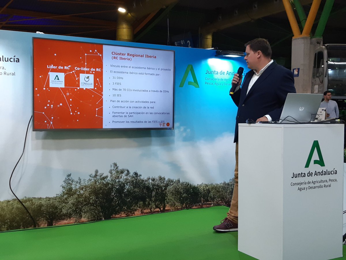 🟠 <a href="/aguseji/">Agustín Serrano</a> presenta los resultados de <a href="/IberiaCluster/">Regional Cluster Iberia</a>, liderado por <a href="/AgriculturAnd/">Consejería AgriPesca</a>, en el marco del proyecto 🇪🇺 <a href="/SmartAgriHubs/">SmartAgriHubs</a>.

✔ 140 organizaciones 
✔ 43 DIH
✔ + de 70 centros de competencias 
✔ 3 experimentos de innovación emblemáticos 
✔ 10 experimentos de innovación