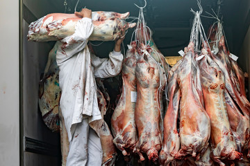 Farmgatepodcast's tweet photo. NEW POD: Small Abattoirs
Small abattoirs are essential infrastructure, but they're in serious decline.
I talk to @Mettricks, @simondocvet @BritishVets & @HannahThorogood @inkpotfarm
ON APPLE https://t.co/NS8kpaz2SY
& SPOTIFY https://t.co/oIwAkCruJk
@PastureForLife @Vet_Sustain https://t.co/rZIuxuNVUx
