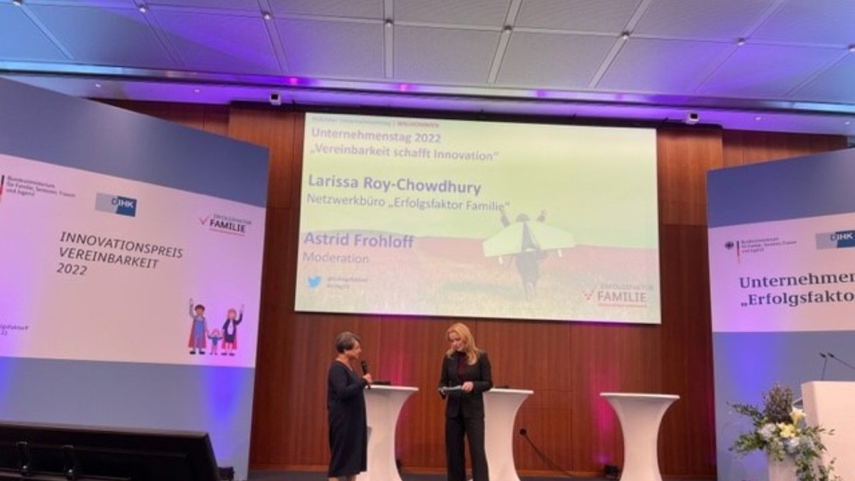 ErfolgsfaktorF's tweet photo. Jetzt geht's los: Larissa Roy-Chowdhury und Astrid Frohloff starten jetzt in den diesjährigen Unternehmenstag. Wir freuen uns auf spannende Einblicke in innovative Personalpolitiken mit Jutta Rump, Peter Adrian, @lisapaus und den 🥇Preisträgern des Innovationspreises  🎉- #UTAG22 https://t.co/5YAutSU4bZ