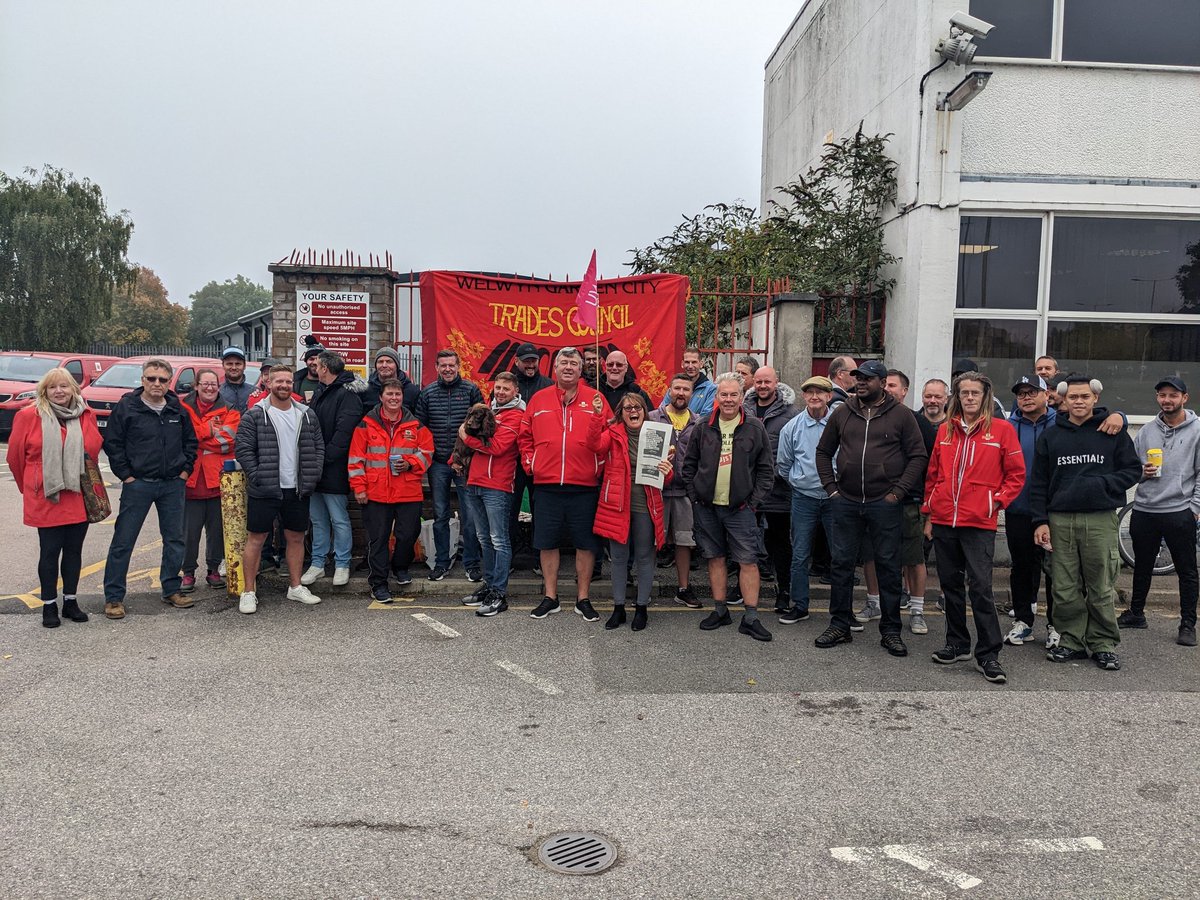 MxHolloway_'s tweet photo. Fantastic turn out in Welwyn Garden City in support of the mighty @CWUnews ✊🏻 https://t.co/FSvDqJeHrl