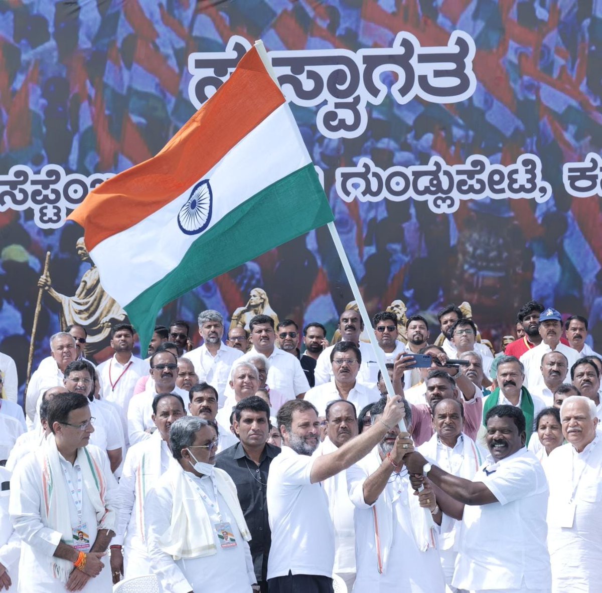 siddaramaiah's tweet photo. ನಮ್ಮ ನಾಯಕರಾದ @RahulGandhi ಅವರ ಐತಿಹಾಸಿಕ ಭಾರತ ಐಕ್ಯತಾ ಪಾದಯಾತ್ರೆಗೆ ಚಾಮರಾಜ ನಗರ ಜಿಲ್ಲೆಯ ಗುಂಡ್ಲುಪೇಟೆಯಲ್ಲಿ ಇಂದು ನಗಾರಿ ಬಾರಿಸುವ ಮೂಲಕ ಚಾಲನೆ ನೀಡಿದೆವು.

ವೈವಿಧ್ಯತೆಯ ಭಾರತವನ್ನು ಸ್ನೇಹ, ಪ್ರೀತಿಯ ನೆಲೆಯಲ್ಲಿ ಒಂದುಗೂಡಿಸುವ ಈ ಯಾತ್ರೆ ಯಶಸ್ವಿಯಾಗಲಿ ಎಂದು ಮನಸ್ಪೂರ್ತಿಯಾಗಿ ಹಾರೈಸುತ್ತೇನೆ.
#BharatJodoYatra https://t.co/tGj9Gvq5hq