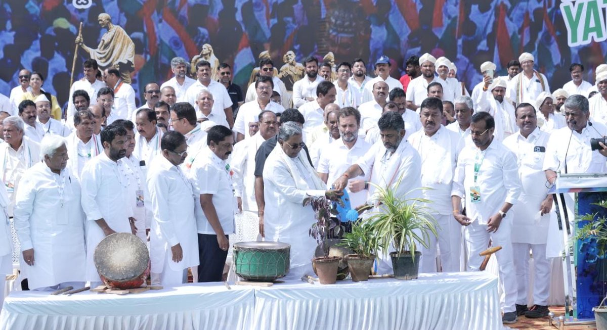 siddaramaiah's tweet photo. ನಮ್ಮ ನಾಯಕರಾದ @RahulGandhi ಅವರ ಐತಿಹಾಸಿಕ ಭಾರತ ಐಕ್ಯತಾ ಪಾದಯಾತ್ರೆಗೆ ಚಾಮರಾಜ ನಗರ ಜಿಲ್ಲೆಯ ಗುಂಡ್ಲುಪೇಟೆಯಲ್ಲಿ ಇಂದು ನಗಾರಿ ಬಾರಿಸುವ ಮೂಲಕ ಚಾಲನೆ ನೀಡಿದೆವು.

ವೈವಿಧ್ಯತೆಯ ಭಾರತವನ್ನು ಸ್ನೇಹ, ಪ್ರೀತಿಯ ನೆಲೆಯಲ್ಲಿ ಒಂದುಗೂಡಿಸುವ ಈ ಯಾತ್ರೆ ಯಶಸ್ವಿಯಾಗಲಿ ಎಂದು ಮನಸ್ಪೂರ್ತಿಯಾಗಿ ಹಾರೈಸುತ್ತೇನೆ.
#BharatJodoYatra https://t.co/tGj9Gvq5hq