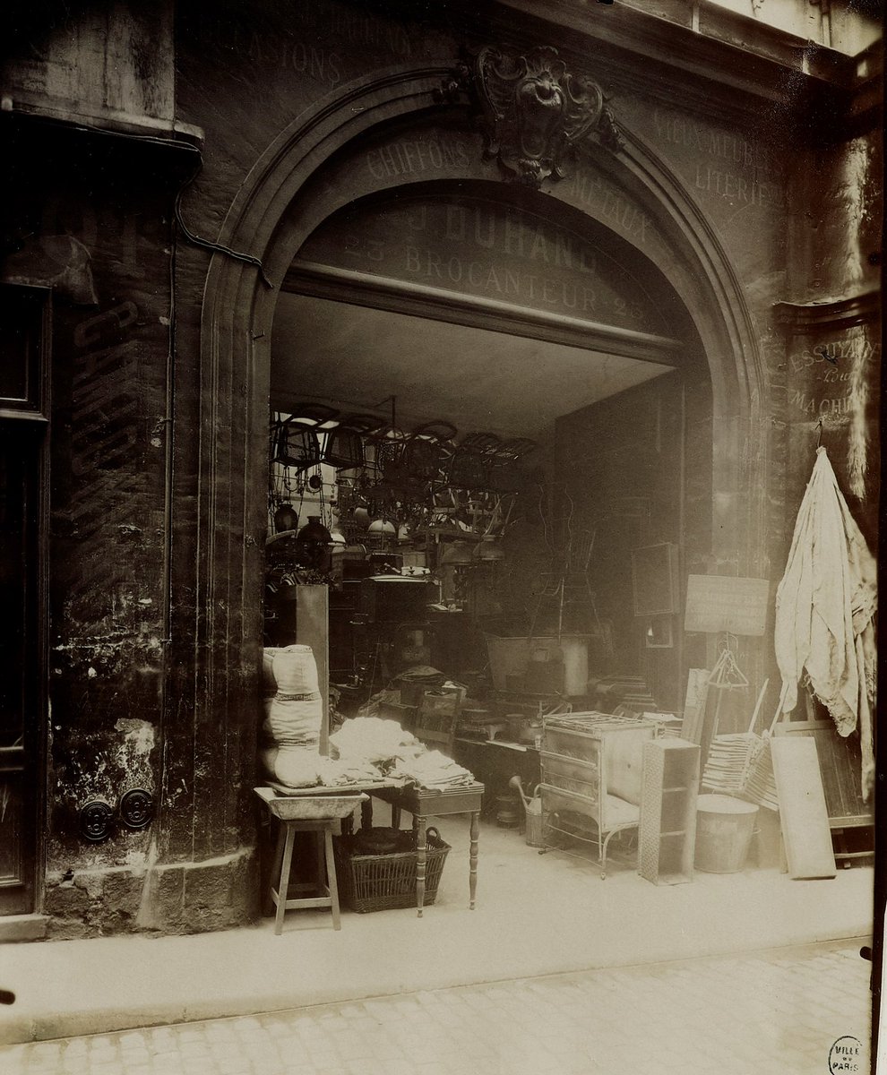 Chaque jour, une photo du Paris d’autrefois.
23 rue des Rosiers, hôtel du du XVIIe siècle, 4ème arrondissement, 1910.
Eugène Atget. Musée Carnavalet.