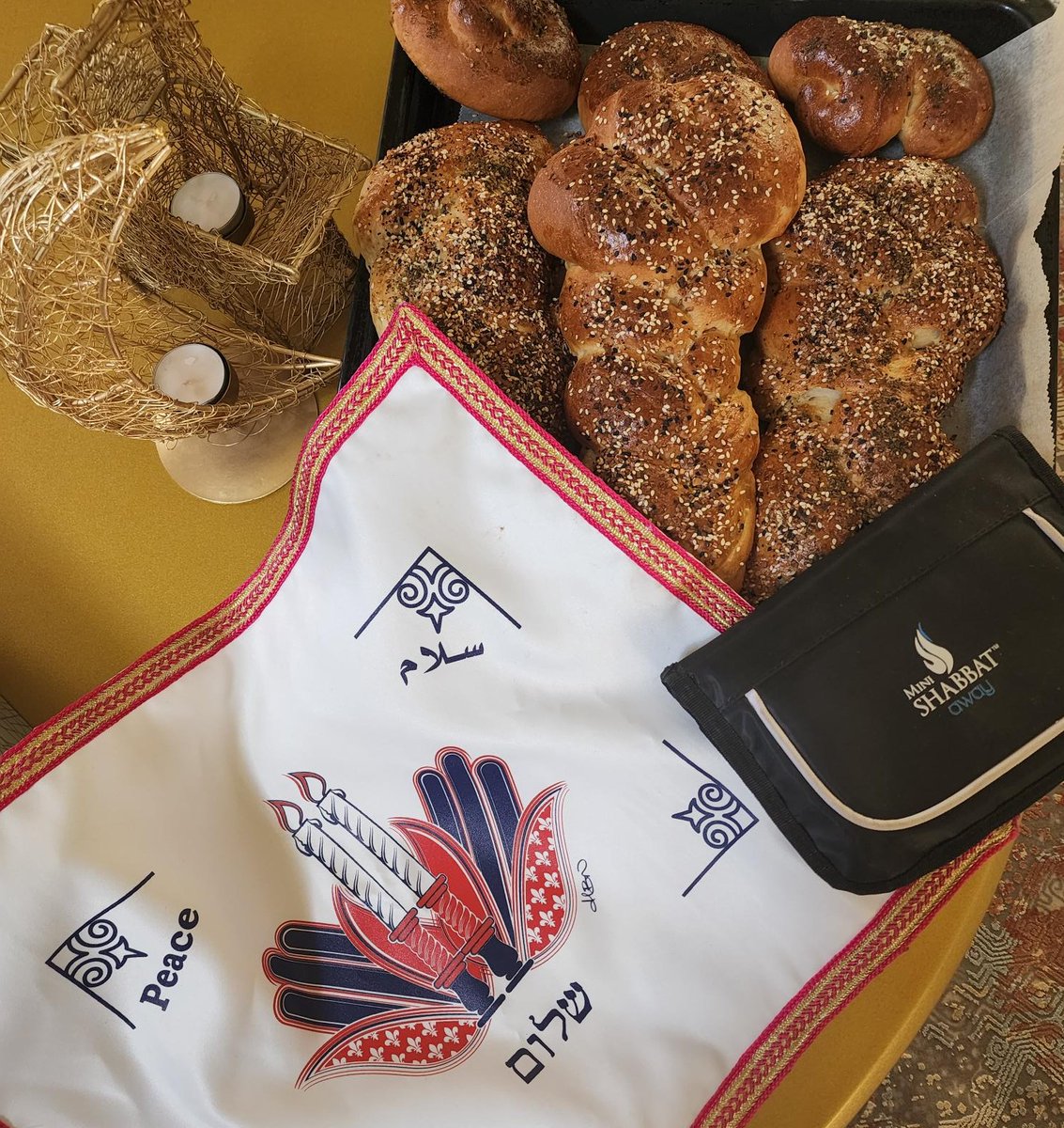 mum_warzone's tweet photo. Lots of guests coming for #Shabbat. It's all about the challah #zatar and #spices with our @shabbat_col
and candle holders from @ThoufeekZakriya and a beautiful challah cover from #Bahrain #visitbahrain
#JummahMubarak and #ShabbatShalom to all 🇧🇭🌈😍 https://t.co/FiG3tJKozl