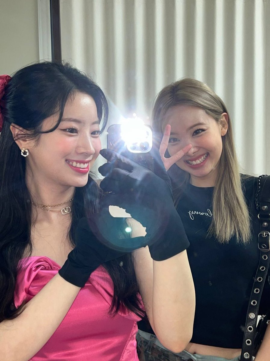 beardahyun's tweet photo. 🐰🤍—THIS OR THAT NAYEON &amp; DAHYUN VERSION (CONCERT OUTFITS VERSION) 
           •by @streamfordubu

트와이스 다현 #트와이스 #다현 #DAHYUN
트와이스 나연 #NAYEON #나연 #트와이스 https://t.co/NLzHIOoa48