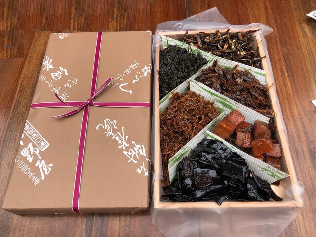 nakanoya1923's tweet photo. 折詰６種類（各100g）
わかさぎ、葉唐辛子、海老、はぜ、まぐろ角煮、椎茸昆布 各100gがセットになった折詰です。
お歳暮、ご年始などご贈答用にどうぞ。
https://t.co/vtYg5E31vD https://t.co/0w5hFqo6Tm