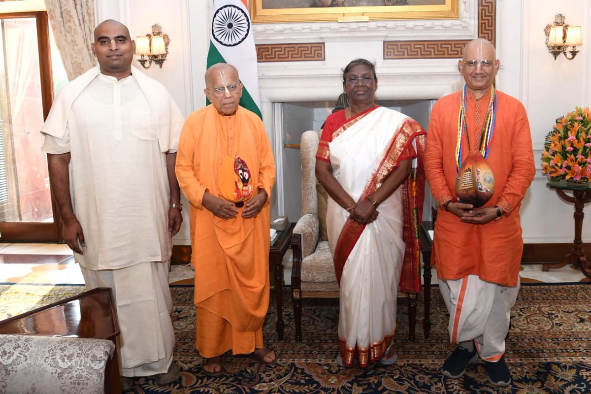 HH Gopal Krishna Goswami, Chairman of ISKCON India, called on the Hon'ble President of India Smt Droupadi Murmu at the @rashtrapatibhvn & conveyed the greetings for this new service. Hon'ble President appreciated ISKCON's programs & the tribal care initiatives. @yudhistirGD