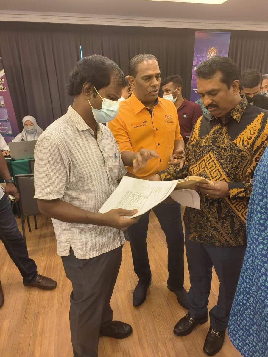 AnanthanSoma's tweet photo. Menghadiri Hari Bertemu Pelanggan bersama YB Datuk Seri M. Saravanan, Menteri Sumber Manusia di Dewan Netaji, Ibu Pejabat MIC, Kuala Lumpur pada 29.09.2022.
#DrSAnanthan #TYTTSV #MIC https://t.co/A5kJu6apIC