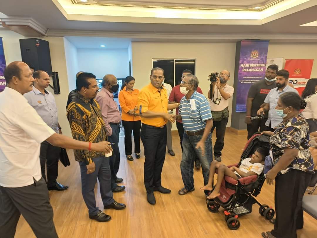 AnanthanSoma's tweet photo. Menghadiri Hari Bertemu Pelanggan bersama YB Datuk Seri M. Saravanan, Menteri Sumber Manusia di Dewan Netaji, Ibu Pejabat MIC, Kuala Lumpur pada 29.09.2022.
#DrSAnanthan #TYTTSV #MIC https://t.co/A5kJu6apIC