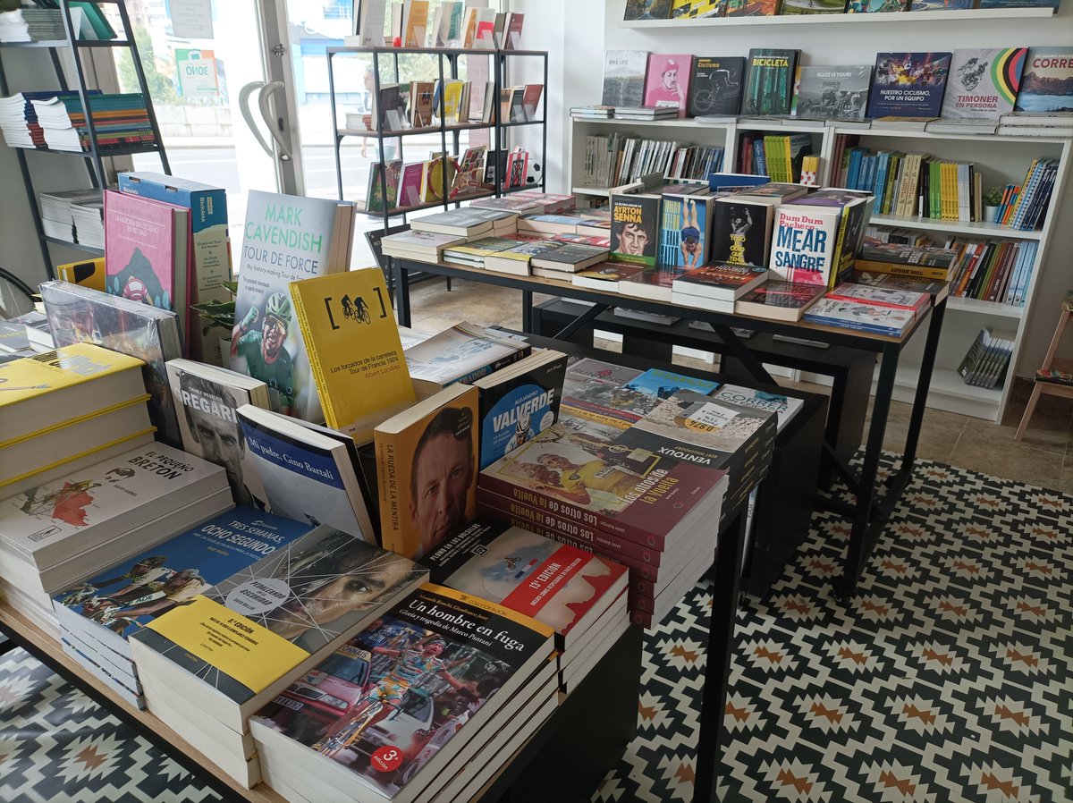 Hoy hace un año abrimos nuestra librería de la calle Gordoniz 47B en Bilbao. ¡El tiempo vuela!
¿Que todavía no habéis venido? Ya estáis tardando...