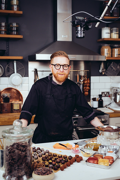 LWE_Hub's tweet photo. Join @paul_a_young online for a masterclass in making boxes of chocolates to wow your friends and family.
Spaces available to start today: https://t.co/qO23A3ghZp
#chocolate #cookeryclass #learningwithexperts #christmasgifts #makingchocolate #foodiefriday https://t.co/rUgIxQcXj1