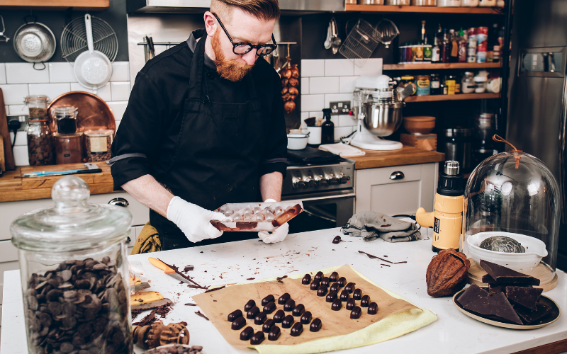 LWE_Hub's tweet photo. Join @paul_a_young online for a masterclass in making boxes of chocolates to wow your friends and family.
Spaces available to start today: https://t.co/qO23A3ghZp
#chocolate #cookeryclass #learningwithexperts #christmasgifts #makingchocolate #foodiefriday https://t.co/rUgIxQcXj1