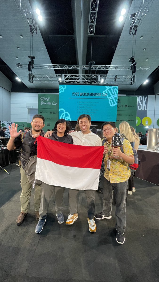 kozirama's tweet photo. John Christopher, Juara 5 sedunia, dari Bandung, Indonesia. Beli kopinya guys, namanya Fugol Coffee Roaster. https://t.co/BEJc871qTt