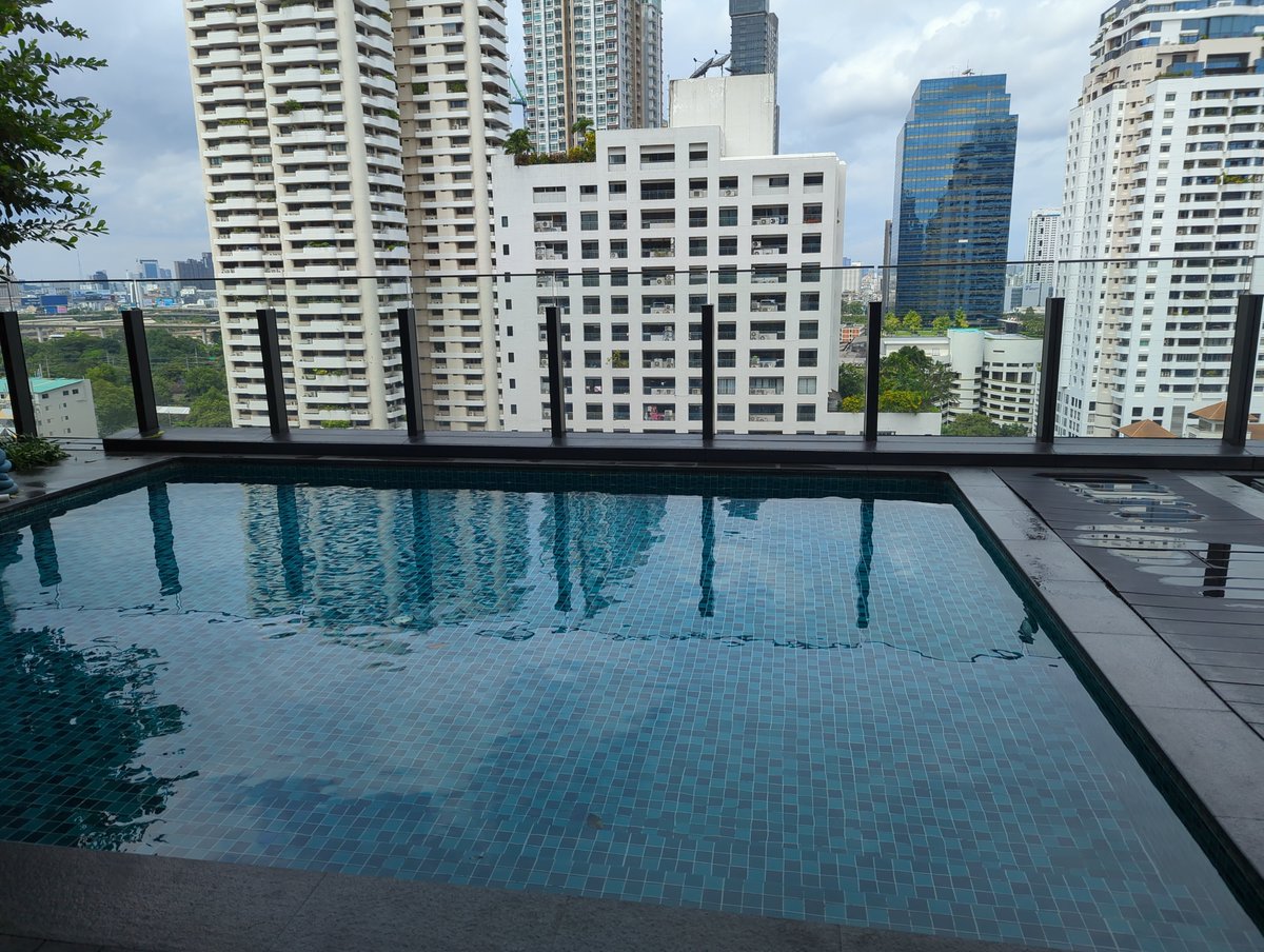 Jeronimo_'s tweet photo. בבניין בבנגקוק יש בריכה אבל אין ג'קוזי
#first_world_problems https://t.co/Zjoeb0ozBr