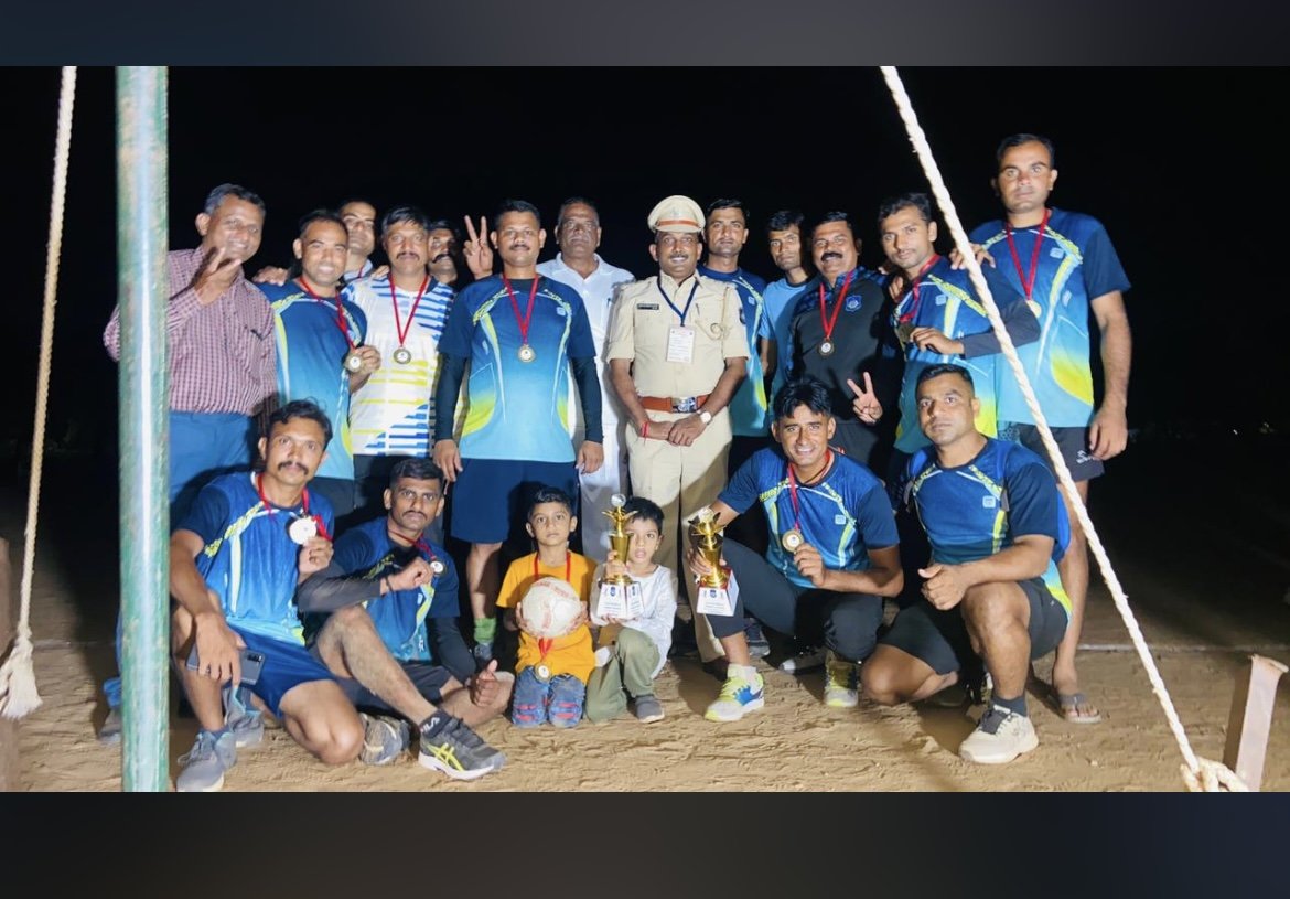 AdgpArmed's tweet photo. “ડીજીપી કપ ટુર્નામેન્ટ-૨૦૨૨” માં રમાયેલ #Handball ની રમતમાં વિજેતા- #Armedunits ની ટીમ અને ઉપવિજેતા- #Gandhinagar ટીમ માં ઉત્કૃષ્ઠ પ્રદર્શન કરનાર ખેલાડીઓને અ.પો.મ.નિ.શ્રી, હ.એ. ગુ.રા., ગાંધીનગરનાઓ તરફથી ખુબ ખુબ અભિનંદન💐💐#dgpcup-2022
@dgpgujarat @sanghaviharsh @GujaratPolice https://t.co/iW4VsdJQrg