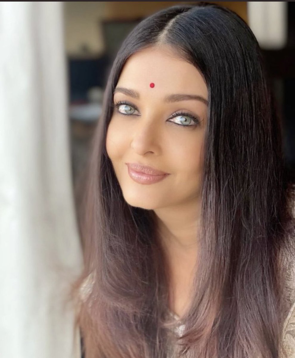 TheAishwaryaRB's tweet photo. #AishwaryaRaiBachchan both pics are definition of beauty #malp https://t.co/nDHUCujvBR