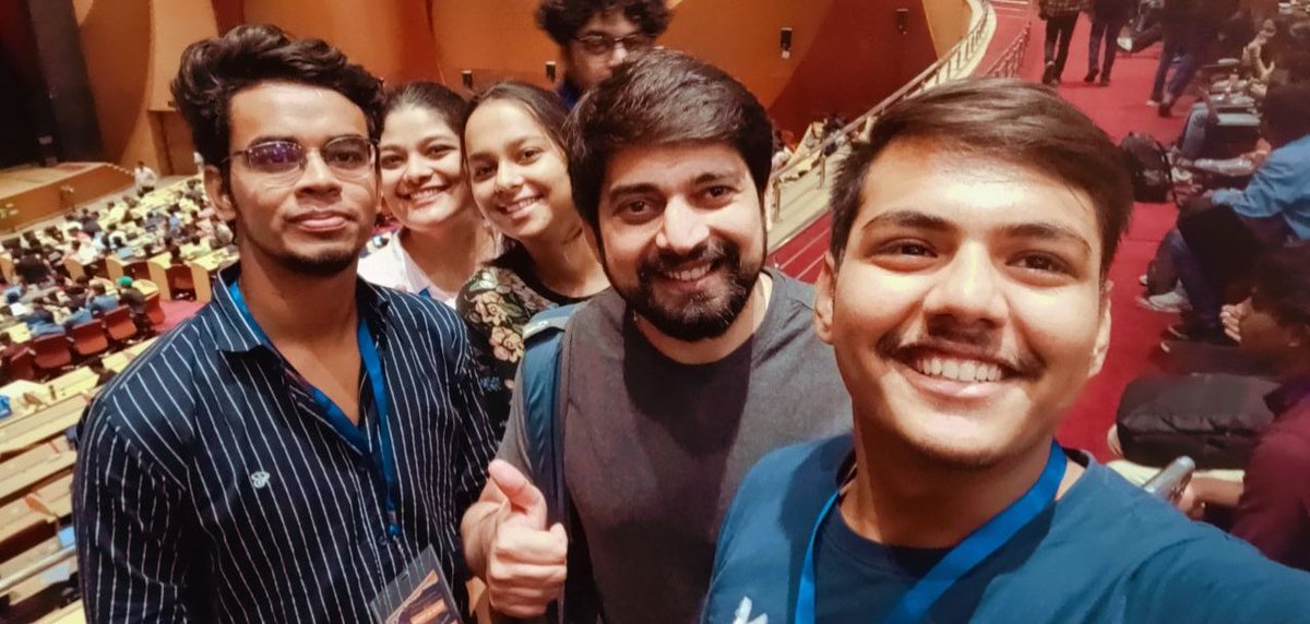 kinston_18's tweet image. One with the legend himself @Hiteshdotcom 
Had a mesmerizing experience at the #Techkathon conducted by @iNeuronAi at @gbugrnoida 
#wewritecode
#hackathon