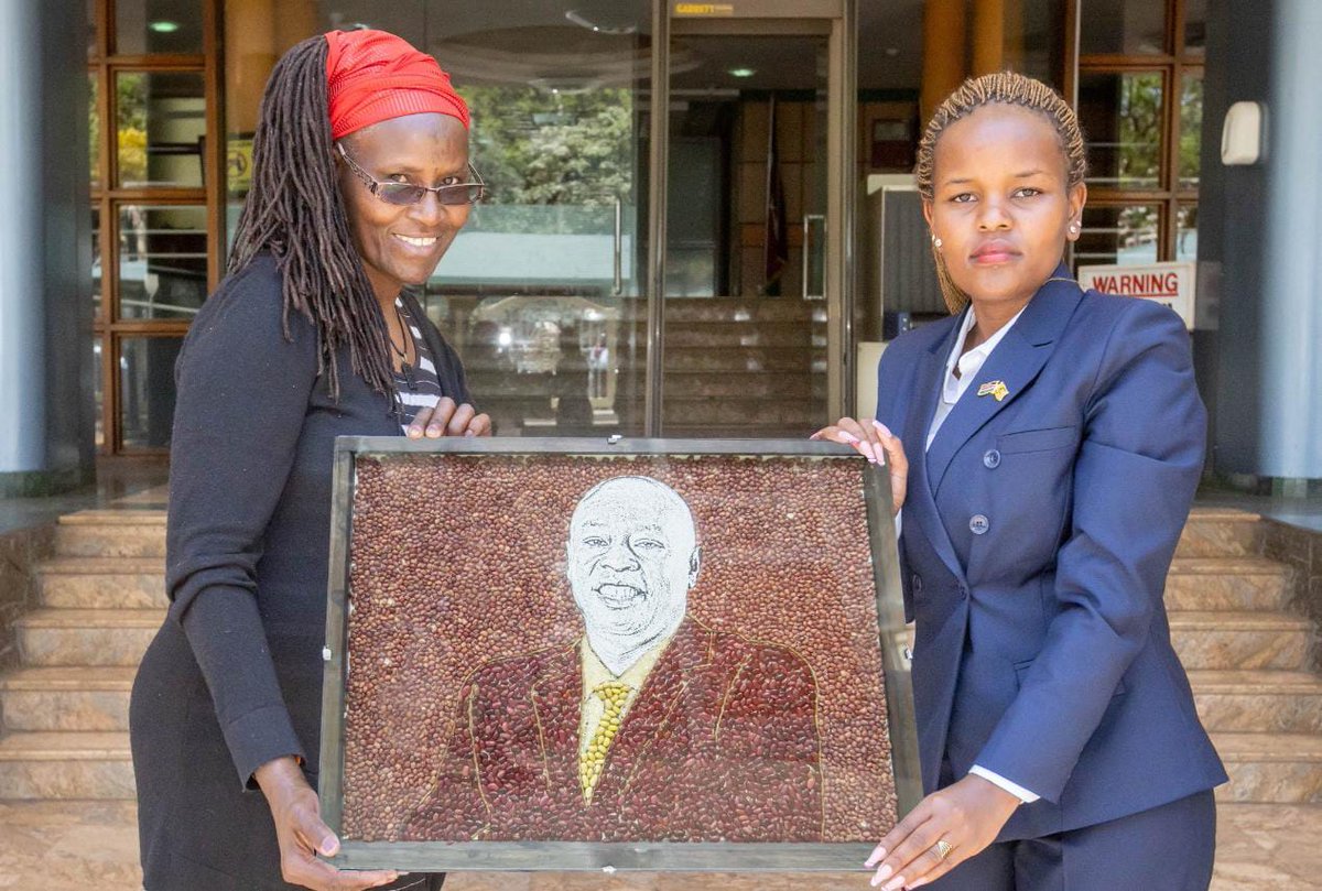 NjokiWaMathira's tweet photo. I was honored to receive an art gift on behalf of Dp @rigathi outside Harambee Annex office. Faith Kajuju Mungania from Tigania West, Meru County expressed her skills of art by making the portrait. Ruto-Rigathi government in it's manifesto promised to upscale the art industry. https://t.co/awpfnqPwQn