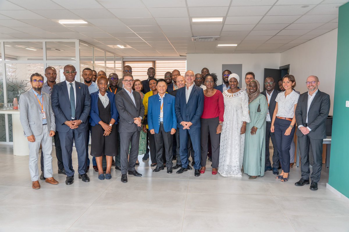 Deux intenses et belles journées à #Dakar avec les équipes de <a href="/GroupeSonatel/">Groupe Sonatel</a> emmenées avec brio par <a href="/SekouKDrame/">Sekou Drame</a>, inauguration du Groupement Orange Services avec les CSP <a href="/orangeafrica/">Orange Africa & Middle East</a>, entretien à la BCEAO sur les services financiers mobiles…
<a href="/orange/">Orange</a> en Afrique, une équipe 👍🏽 🚀