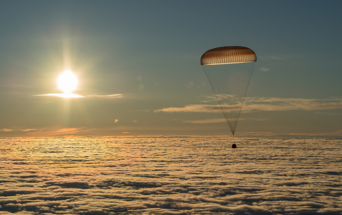 CenapKoehler's tweet photo. Raumfahrt - Soyuz #MS21 lands on the Kazakh steppe to complete 195 day mission:https://t.co/Pxu9FDXCuo https://t.co/m3zm3yPF72