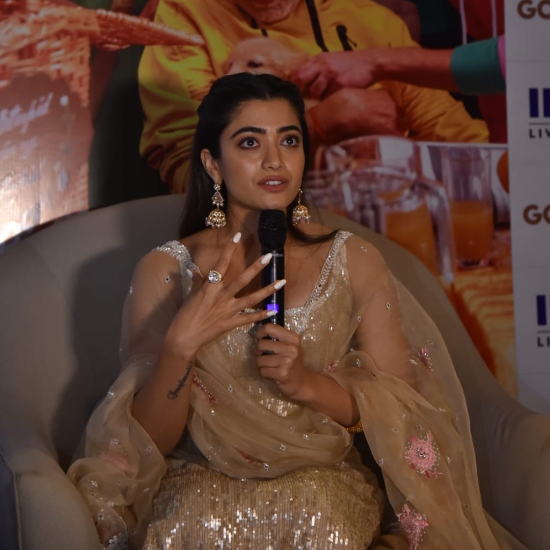 Trending_Today_'s tweet photo. In a suit look Rashmika Mandana at press conference of goodbye in Jaipur
#rashmikamandanna #pressconference #goodbye #jaipur #suitlook https://t.co/KzNrPdbPVH