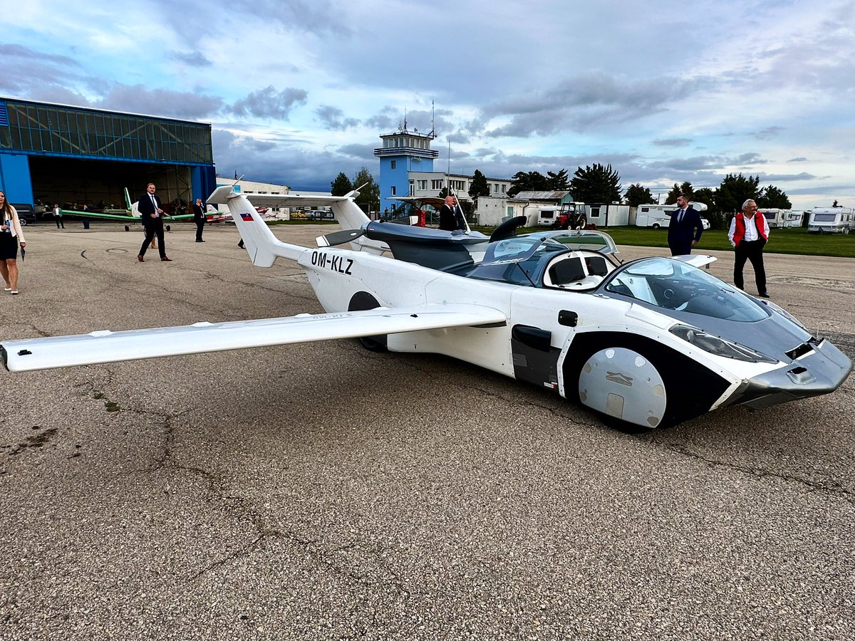 PTurosik's tweet photo. Great 1st day of meetings of 59 🇸🇰 diplomats covering the agenda of economic diplomacy, with successful entrepreneurs in different regions of #Slovakia. “Traveling to the future” with a prototype of 🇸🇰 flying car #Aircar was amazing! @klein_vision #Jokertrike 🧵(1/4) @SlovakiaMFA https://t.co/DNQmZYTQMl