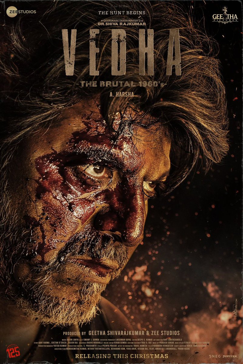 NamCinema's tweet photo. ಗೀತಾ ಶಿವರಾಜ್ ಕುಮಾರ್ ನಿರ್ಮಾಣದ ಕರುನಾಡ ಚಕ್ರವರ್ತಿ ಡಾ. ಶಿವಣ್ಣಾವ್ರ 125ನೇ ಸಿನಿಮಾ, A ಹರ್ಷ ನಿರ್ದೇಶನದ #ವೇದ ಫಸ್ಟ್ ಲುಕ್ ಪೋಸ್ಟರ್ ನಿಮಗಾಗಿ, ಸಿನಿಮಾ ಕ್ರಿಸ್ ಮಸ್ ರಜೆಯಲ್ಲಿ ಅದ್ದೂರಿಯಾಗಿ ತೆರೆ ಕಾಣಲಿದೆ🤗

#NamCinema #Vedha #DrShivarajkumar #DrShivanna #AHarsha #VedhaFirstLook @NimmaAHarsha @NimmaShivanna https://t.co/7dzM0ayqnZ