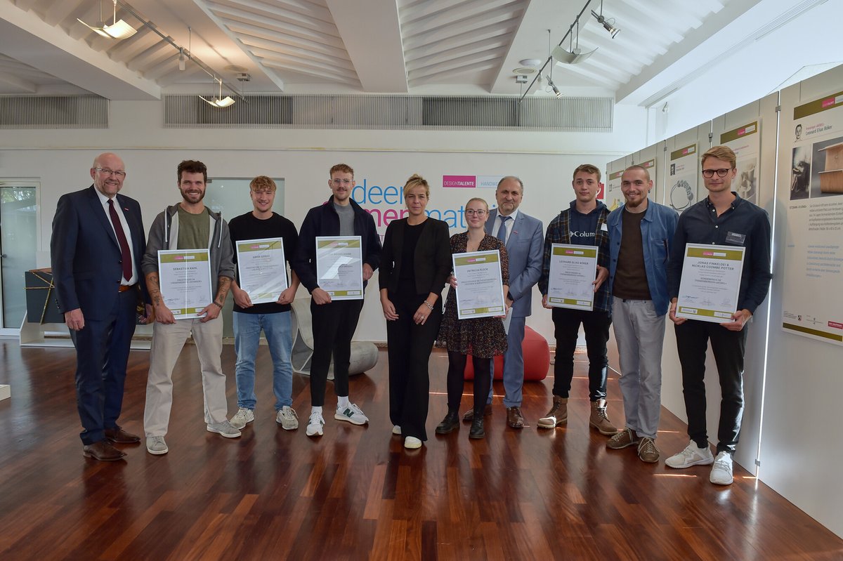 handwerksblatt's tweet photo. Die #Designtalente im #HandwerkNRW wurden in #Köln ausgezeichnet. Gleichzeitig wurde die dazugehörige Austellung eröffnet. Mit dabei war die NRW-#Wirtschaftsministerin Mona #Neubaur. https://t.co/os1CzMK0k5 Foto: © WHKT / RG https://t.co/1muDucRESA