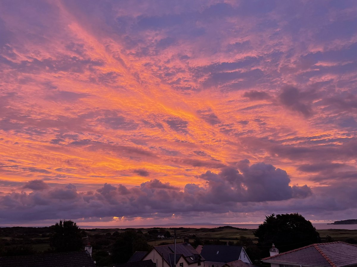 becgbr's tweet image. There’s fire in the sky this morning, happy Friday all!