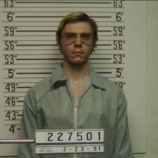 BadReputation95's tweet photo. Ahora con este papel de Jeffrey Dahmer en la serie de Netflix, seguro tendrá más terapia. Y en Twitter no recibe nada más que elogios por tremenda actuación e incluso lo están romantizando.

En fin, "The man" diría Taylor. https://t.co/i78iEASPNO