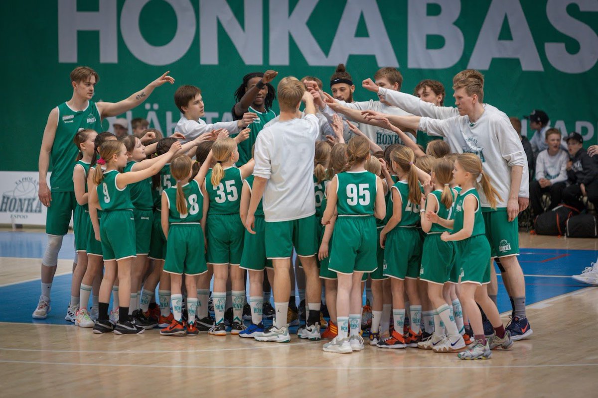 Tapiolan Honka (@tapiolanhonka) on Twitter photo Upeilla kumppanuusuutisilla kohti viikonloppua!
<a href="/OP_Uusimaa/">OP Uusimaa</a> ja perinteikäs espoolainen koripalloseura Tapiolan Honka ovat monivuotisella sopimuksella yhdistäneet voimansa lasten, nuorten ja aikuisten liikunnallisen elämäntavan edistämiseksi.
👉🏽 tapiolanhonka.fi/op-uusimaa-tap… Upeilla kumppanuusuutisilla kohti viikonloppua!
<a href="/OP_Uusimaa/">OP Uusimaa</a> ja perinteikäs espoolainen koripalloseura Tapiolan Honka ovat monivuotisella sopimuksella yhdistäneet voimansa lasten, nuorten ja aikuisten liikunnallisen elämäntavan edistämiseksi.
👉🏽 tapiolanhonka.fi/op-uusimaa-tap…