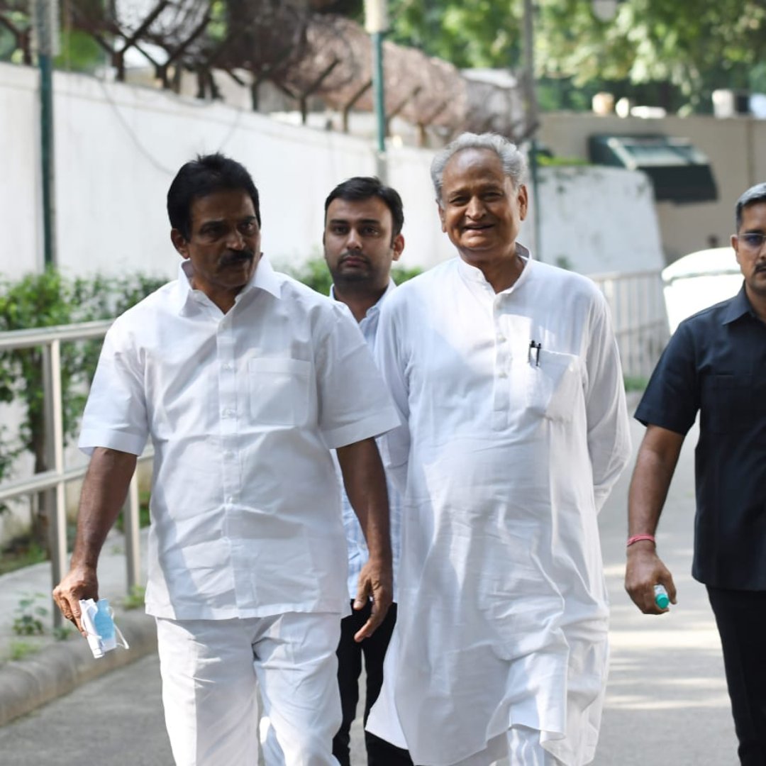 Trending_Today_'s tweet photo. Rajasthan CM Ashok Gehlot and KC Venugopal leaves after meet Sonia Gandhi at her residence in New Delhi
#rajasthancm #ashokgehlot #kcvenugopal #soniagandhi #newdelhi https://t.co/Hde5vq8zIO