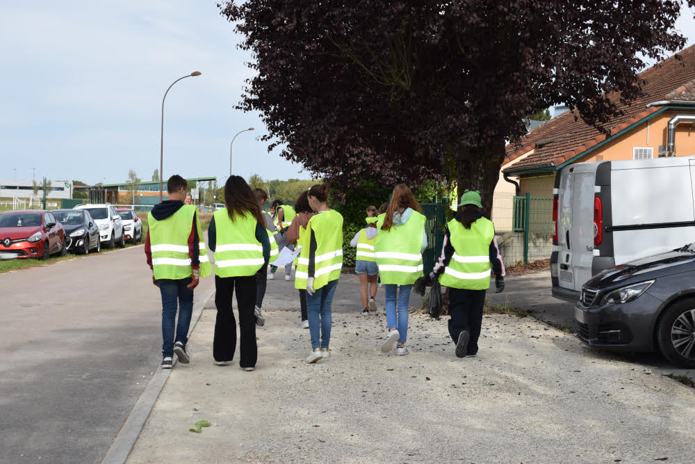 Les élèves de 5ème dans cadre des cours d’enseignement moral et civique ont participé à "Nettoyons le collège et la planète". Ils ont récolté plus de 15kg de déchets dans le collège et surtout à ses abords : papiers, emballages, plastique, mégots...
#E3D