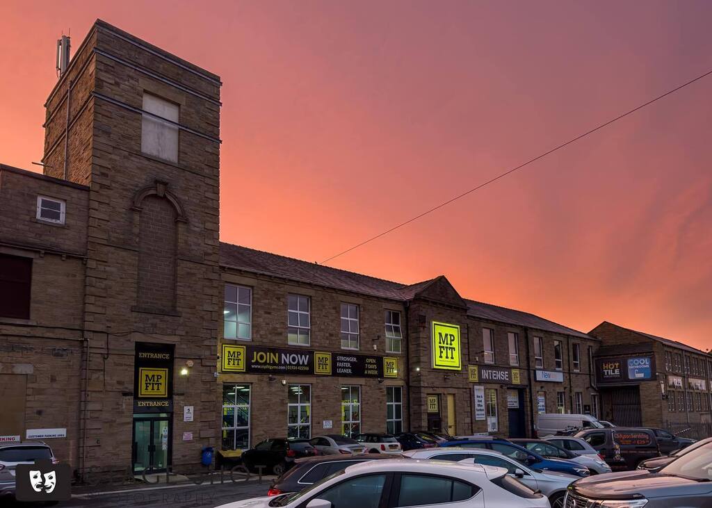 sheardypants's tweet photo. Lovely sky over @mpfitgymsbirstall this morning. Glad I made it now! @amymrochesheard #gym #couplegoals #workout #sky #sunrise #yorkshire #mpfit https://t.co/Hsrju8zrW3 https://t.co/Cht9sN8ebu
