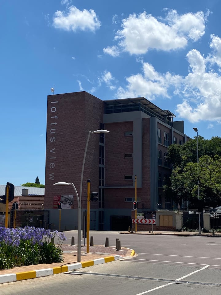 MbaliMdluli10's tweet photo. ✨️Cela Nithi Hooray ✨️
Very First Airbnb Finally ready .
More to come hopefully ❤️📍✨️
What this place offers :Garden view
City skyline view
Kitchen
Wifi
workspace
📍Loftus Park in Pretoria.
You can book on 0678391798 or
https://t.co/wovtoKhaD1 https://t.co/U4zsuEhCPt