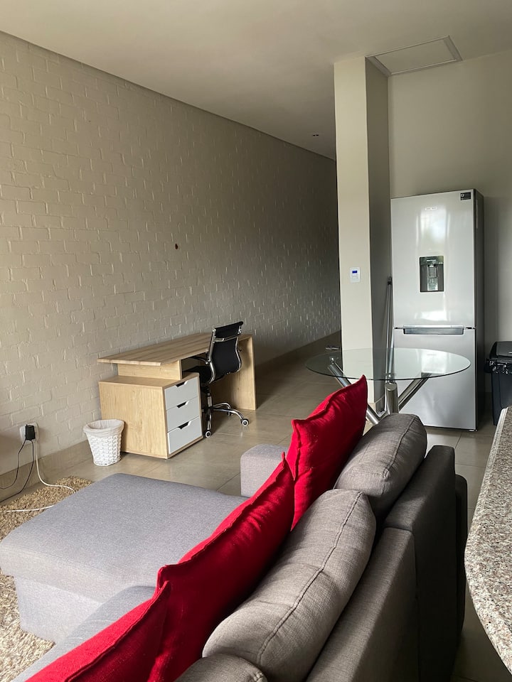 MbaliMdluli10's tweet photo. ✨️Cela Nithi Hooray ✨️
Very First Airbnb Finally ready .
More to come hopefully ❤️📍✨️
What this place offers :Garden view
City skyline view
Kitchen
Wifi
workspace
📍Loftus Park in Pretoria.
You can book on 0678391798 or
https://t.co/wovtoKhaD1 https://t.co/U4zsuEhCPt