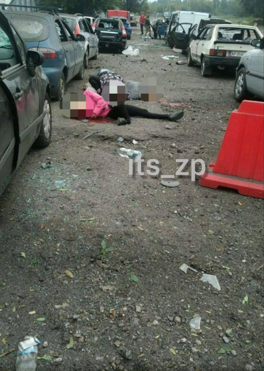 pinkertosh's tweet photo. The russians shelled a humanitarian convoy at the exit of Zaporizhzhya to the occupied territories today. People were queuing to take aid to their relatives. So far 23 people have been killed.

#RussiaIsATerrorristState #RussianWarCrimes https://t.co/KtUeM17Z6H
