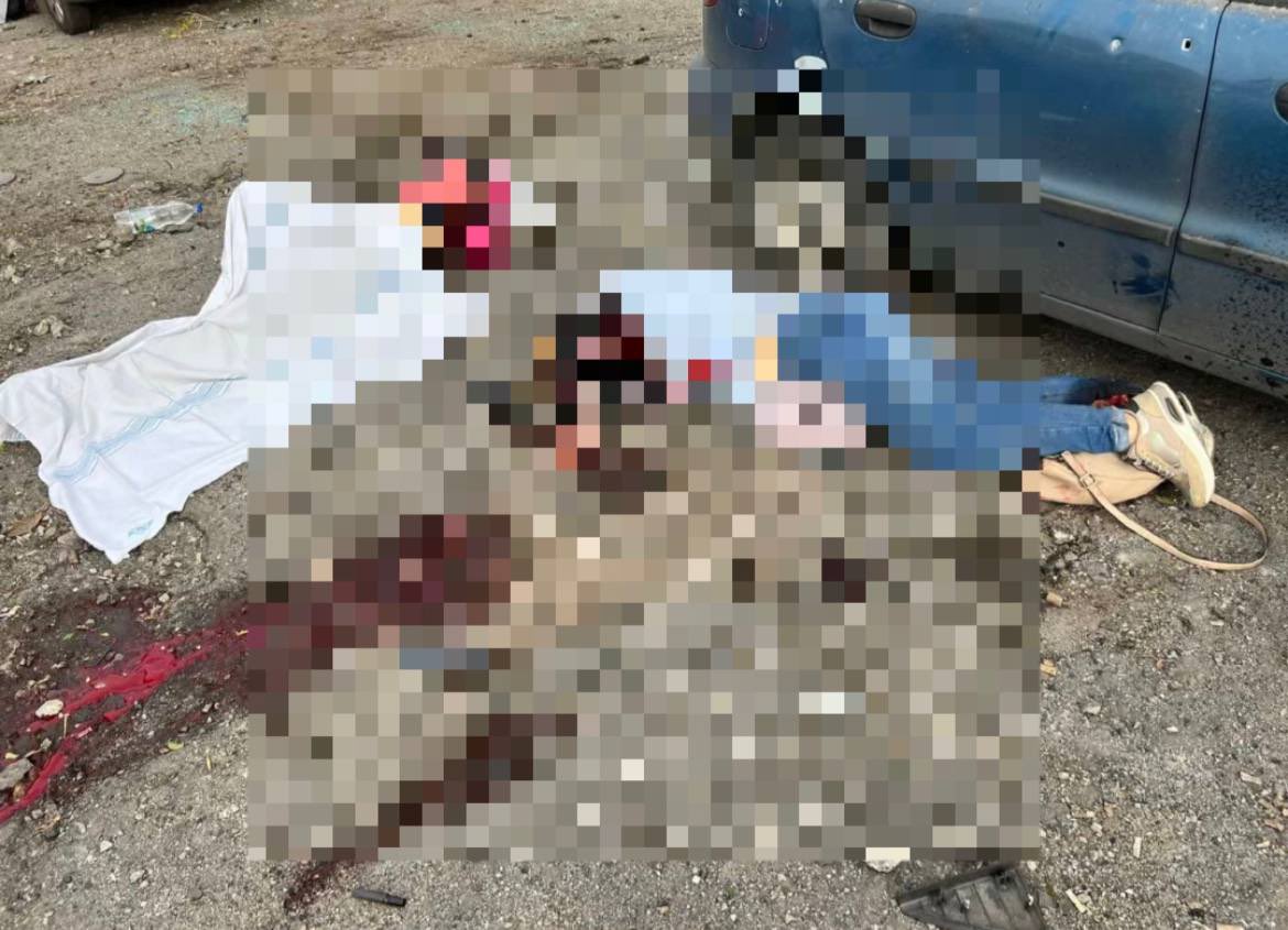 pinkertosh's tweet photo. The russians shelled a humanitarian convoy at the exit of Zaporizhzhya to the occupied territories today. People were queuing to take aid to their relatives. So far 23 people have been killed.

#RussiaIsATerrorristState #RussianWarCrimes https://t.co/KtUeM17Z6H
