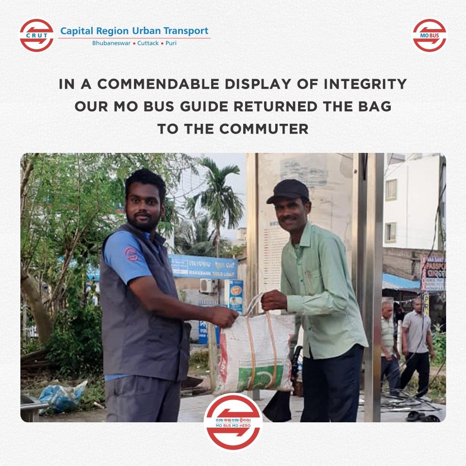 CRUT_BBSR's tweet photo. Our #MoBus Guide with utmost honesty returned a bag to the commuter who had left it in #MoBus
#MoBusMoHero
#HappyCommuters
#Humanity https://t.co/87LvruG44a