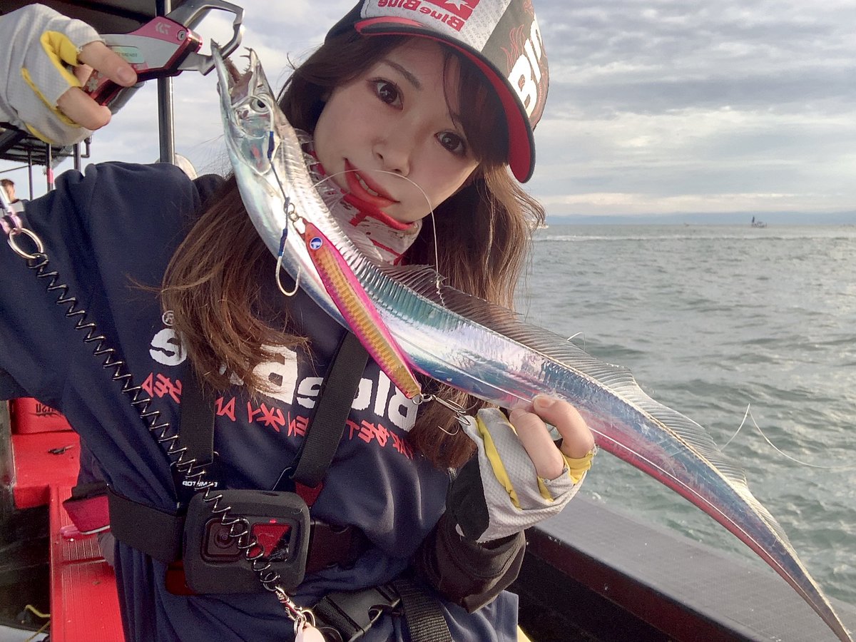 namissu11's tweet image. 太刀魚自撮りの難易度
星⭐️⭐️⭐️⭐️⭐️ぐらいある🙄

船揺れてカメラ倒れるし
タイマー3秒にしないとカメラ倒れるから
（3秒でも倒れますw）
全体を入れるのに手こずり😅
見切れてもいいから！
と、とりあえず撮った写真🙏

#FALLTEN

#アングラーズマイスター