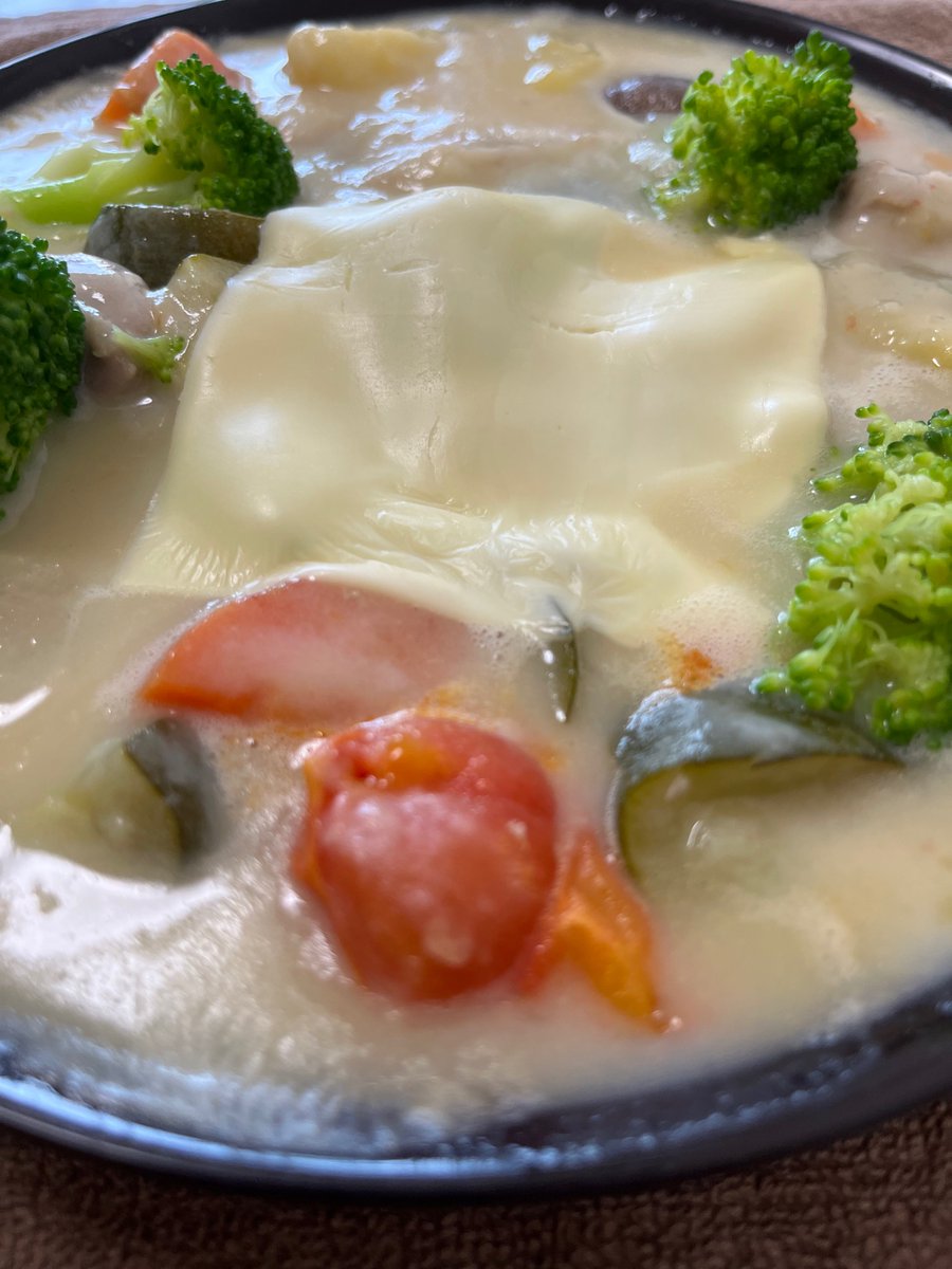 W9lSbPAVQEI72A7's tweet photo. #夕飯 
#晩ごはん 

皆さま、お疲れ様です🙇‍♂️✨

9月も最終日を迎えました👼✨

いよいよ本格的な秋を迎えますが🍁✨

今後とも宜しくお願い致しますね👼✨

💡今晩の手作り夕飯は…

チーズinホワイトシチューです🧀🫕😋

皆さま、ステキな夜をお過ごしくださいね🌃🌙✨ https://t.co/D5FYlFsI3O